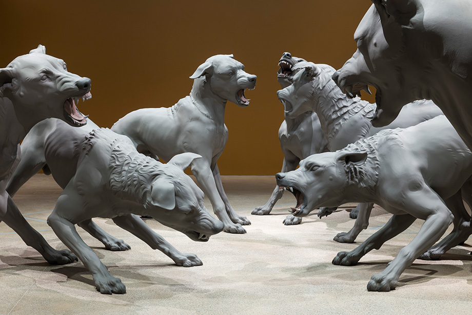 Installation view of the ‘Ron Mueck: Encounter’ exhibition, featuring 'Havoc' (2025) © Ron Mueck (Photograph by Anna Kucera)